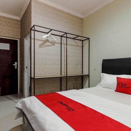 Reddoorz Plus Near Lippo Cikarang Mall Bekasi Exterior photo