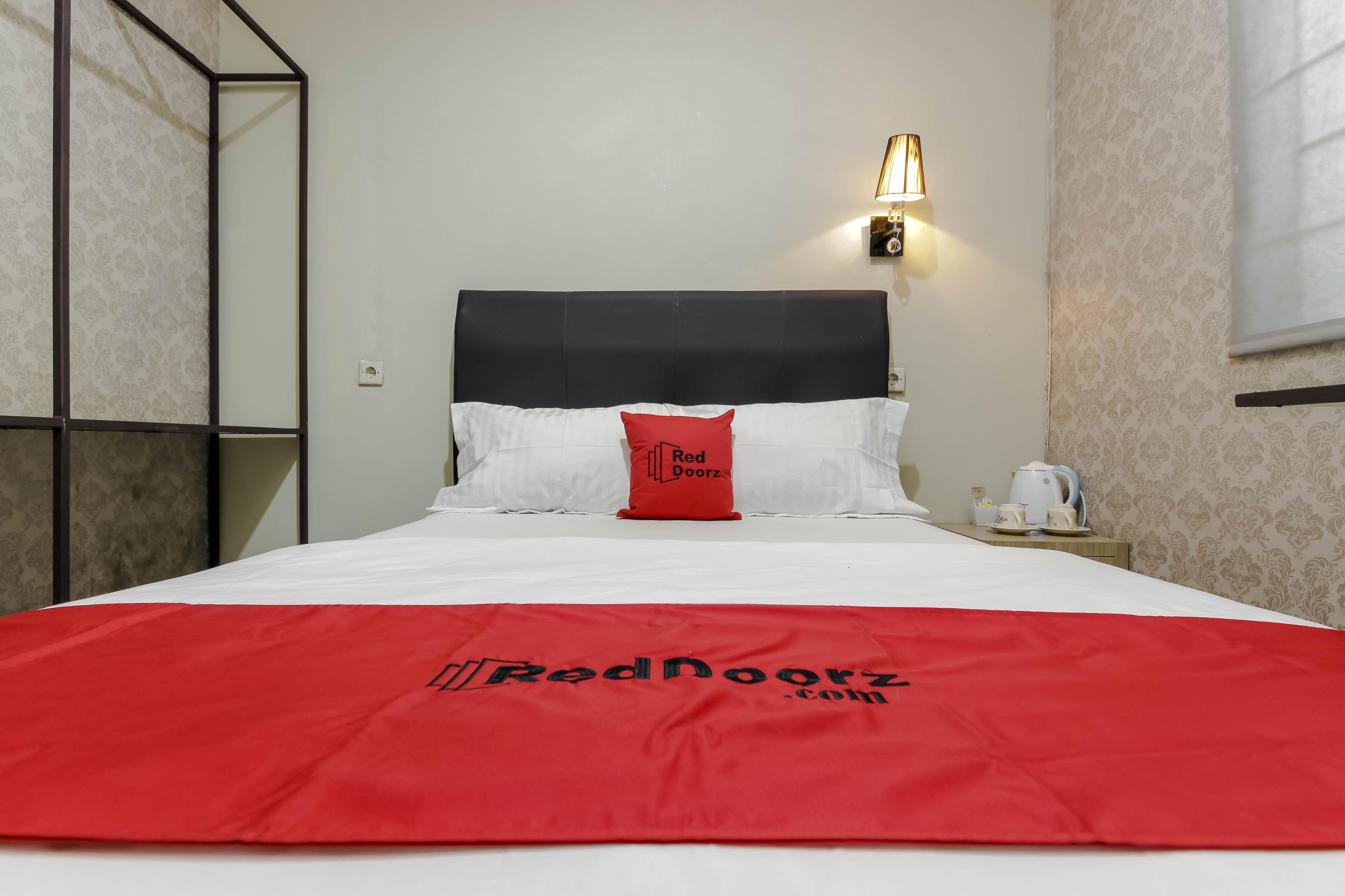 Reddoorz Plus Near Lippo Cikarang Mall Bekasi Exterior photo