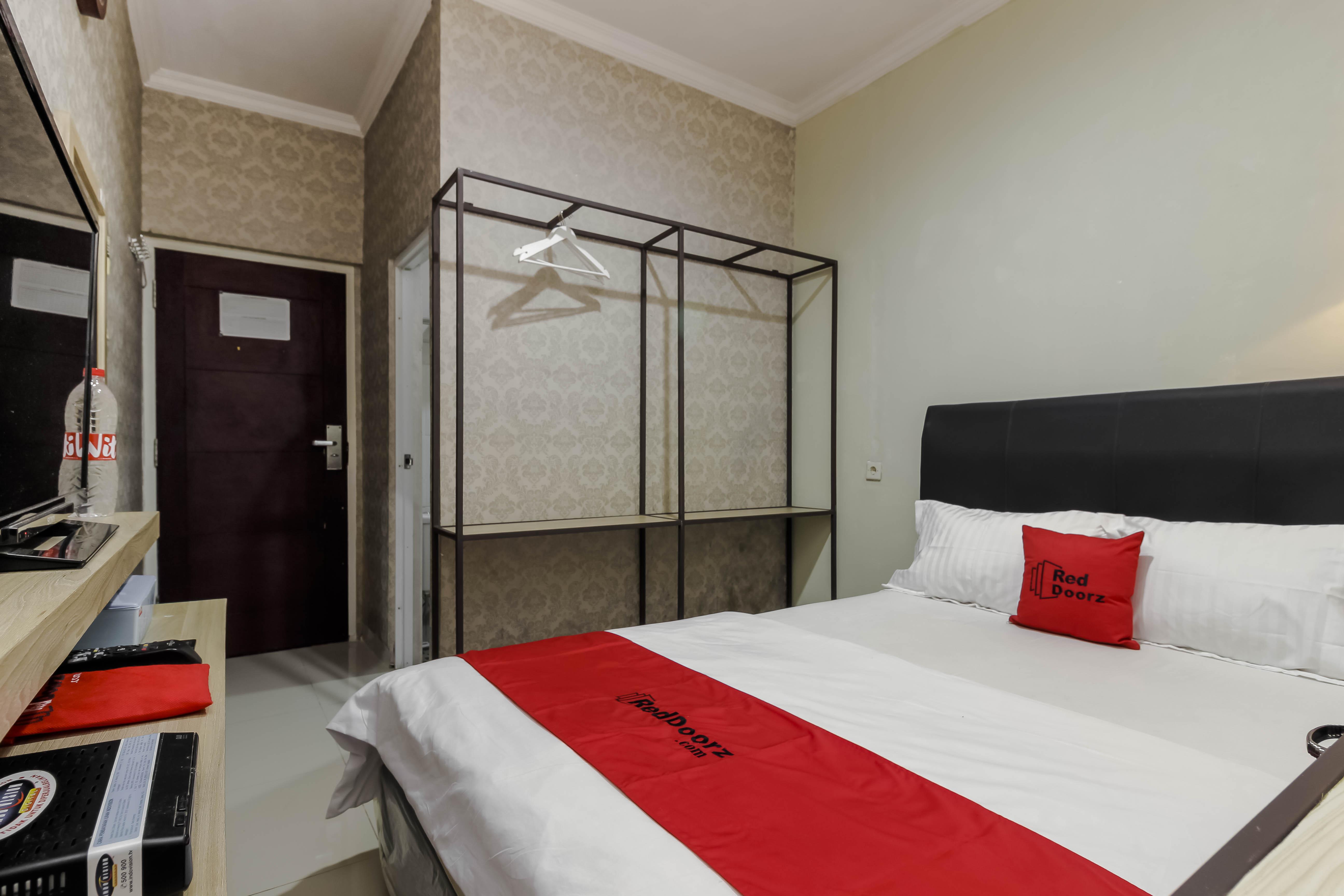 Reddoorz Plus Near Lippo Cikarang Mall Bekasi Exterior photo