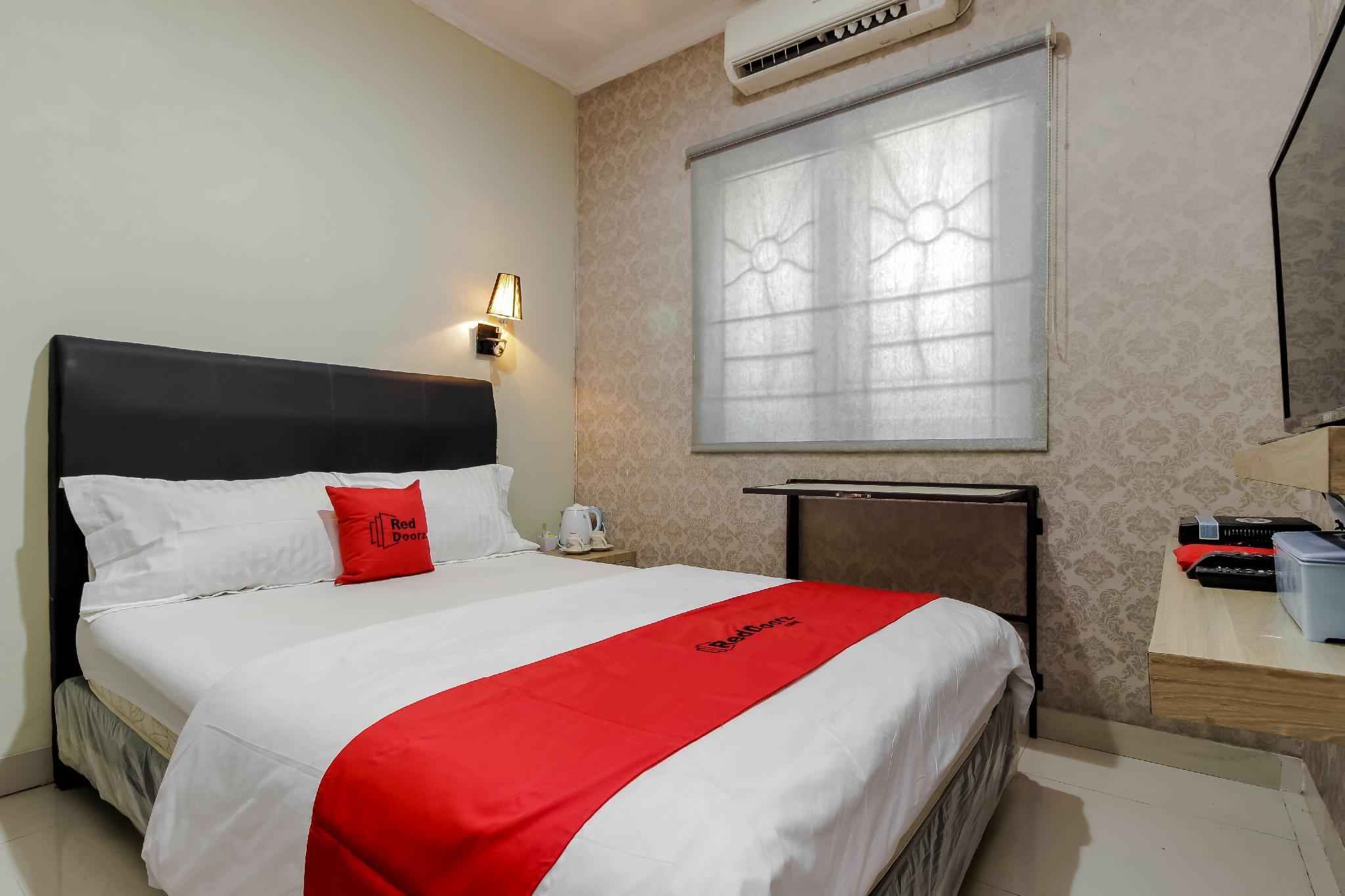 Reddoorz Plus Near Lippo Cikarang Mall Bekasi Exterior photo